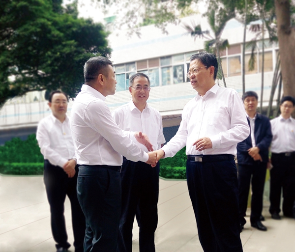 1487335712649139.jpg 中共中央政治局委员、中央组织部部长赵乐际(右),中共中央政治局委员、广东省委书记胡春华(中)勉励苏如春(左)为国家养老事业贡献力量_副本.jpg